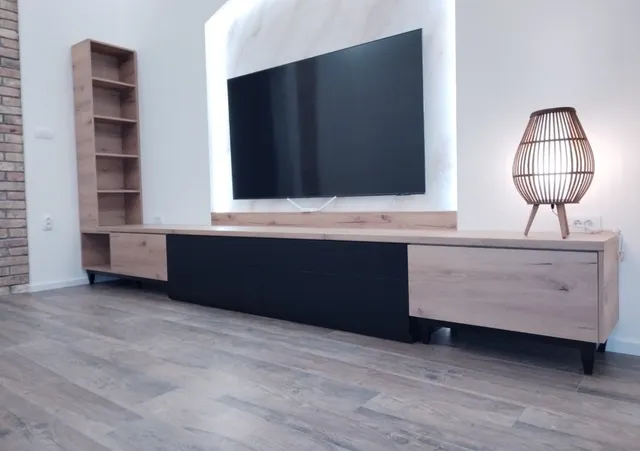 TV zid po meri — hrastova komoda sa crnim fiokama i osvetljena mermerna pozadina